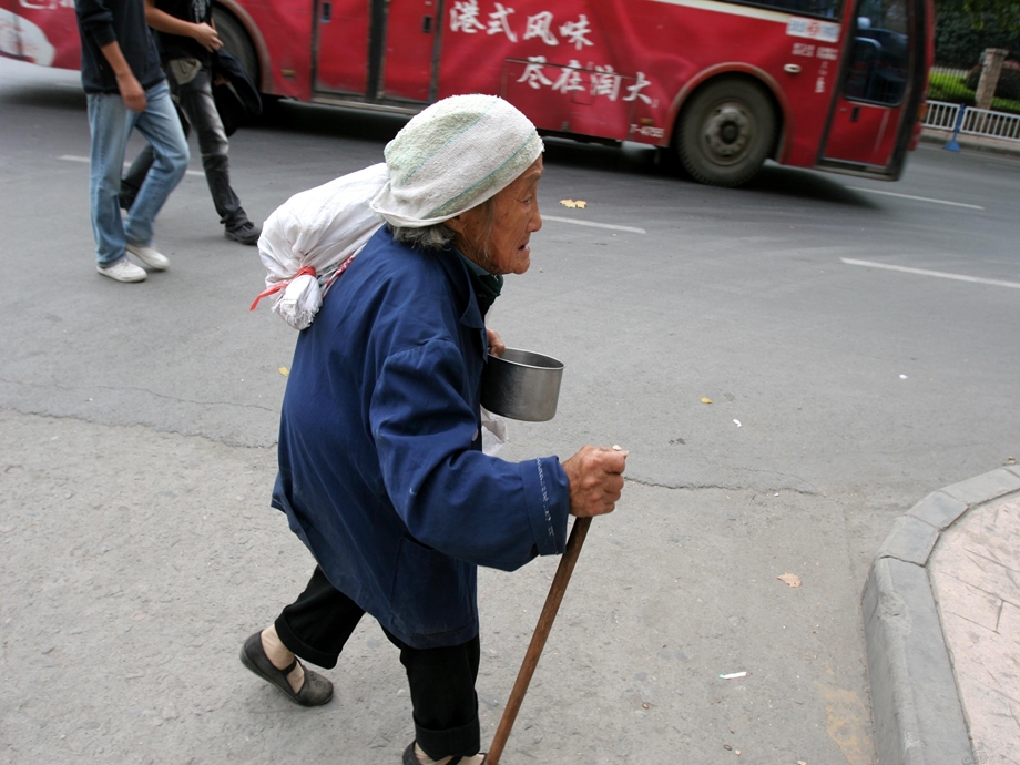 想象老奶奶现在的生活状况衣食住行情况是怎.ppt_第2页